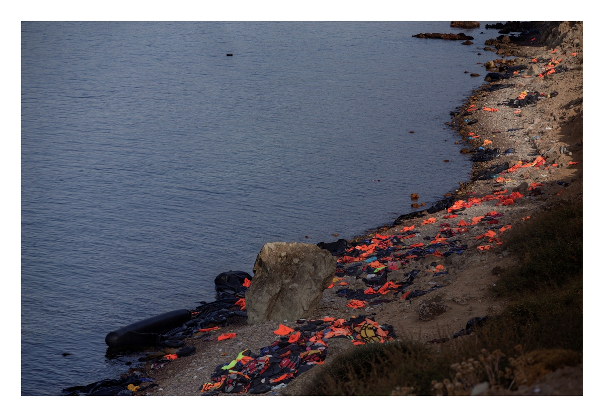 Redningsvester dekker lange områder av den nordlige kysten av den greske ferieøya Lesvos. De har blitt brukt av flyktninger som krysser sjøen fra Tyrkia til Hellas for å søke asyl. Mange av dem er syrere som flykter fra borgerkrigen i sitt hjemland.