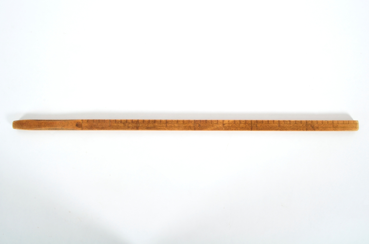 Meterstokk laga i tre, måler 50 cm. Merka av for kvar 1 cm, 5 cm og 10 cm.