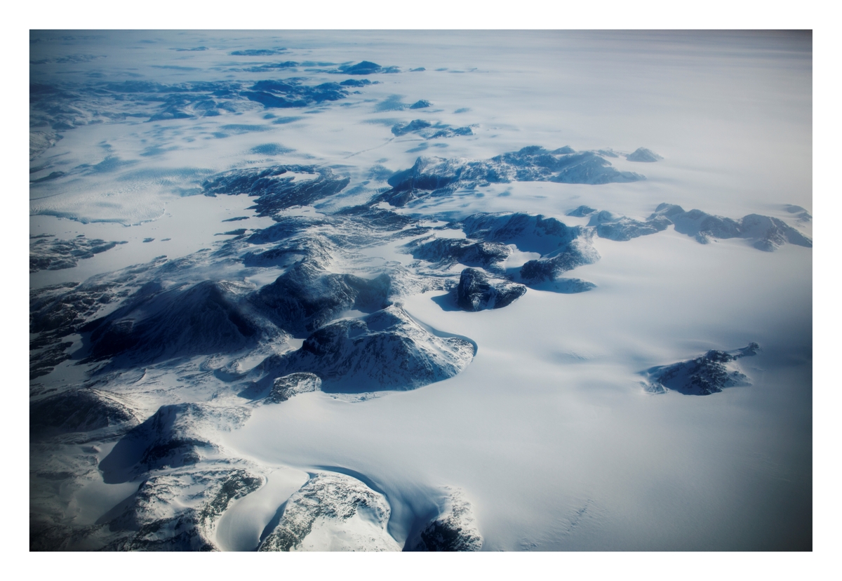 Utsikt over innlandsisen på Grønland. Smeltende innlandsis avdekker enorme naturskatter på Grønland. Her er blant annet gull, diamanter, olje, gass, rubiner, jern og sink. Mens verdens stormakter kappes om å komme først til verdiene, må grønlenderne velge mellom natur og industri. Flere klimaforskerne spår åpne sjøveier gjennom både nord-øst og nord-vest passasjen. Det betyr at ressursene lettere kan fraktes til resten av verden. Australiere, europeere og amerikanere er blant dem som driver undersøkelser.