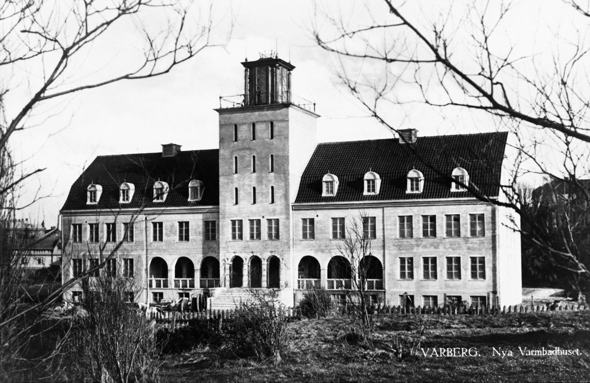 Vykort, "Varberg. Nya Varmbadhuset." Byggnaden ser inte ut att vara helt färdigställd; till vänster står fönsterbågar och annan bråte. Badhuset invigdes 1925.