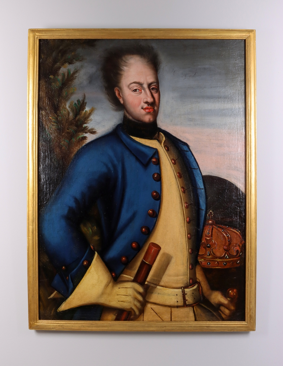 Porträtt föreställande Karl XII. Midjebild åt höger. Karl XII med yvigt mörkt hår, klädd i gult och blått. Högerhanden greppar en brun käpp och vänsterhanden ett svärdsfäste. Bakgrunden med blå himmel, gröna blad och gyllene krona.  