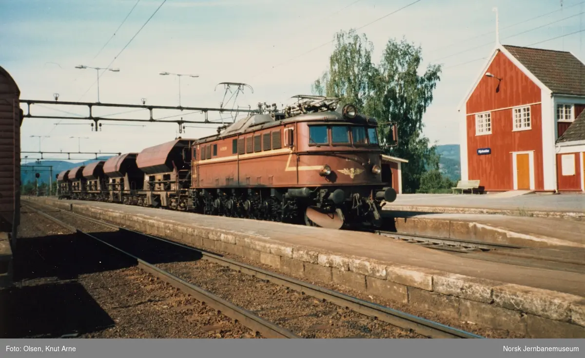 Elektrisk lokomotiv El 8 2059 med pukktog, tog A6450, på Hjuksebø stasjon