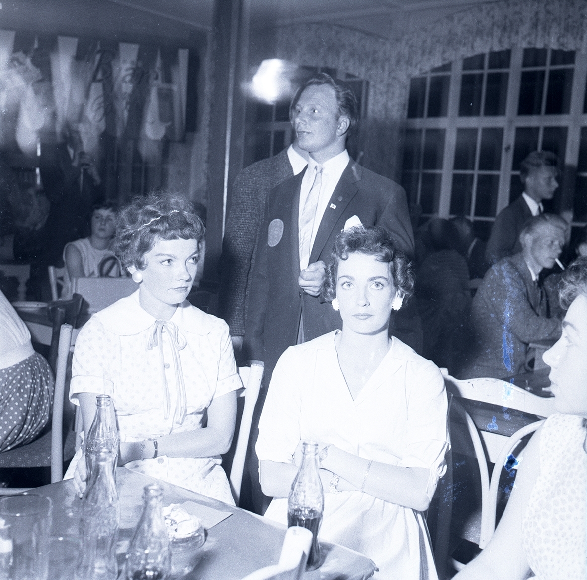 Restauranggäster på Restis. Restis var det dominerande nöjestället i Borgholm. Ofta åkte även kalmarbor över för att dansa.