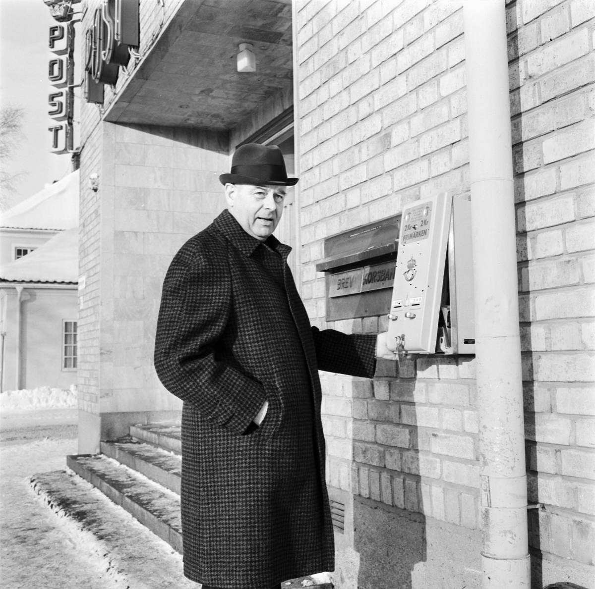Ny frimärksautomat, postmästare Einar Karlström, Uppland 1970