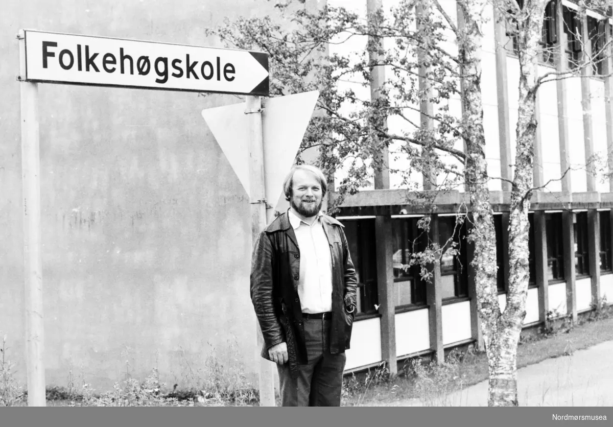 Nordmøre Folkehøgskule. Bildet er fra avisa Tidens Krav sitt arkiv i tidsrommet 1970-1994. Nå i Nordmøre museums fotosamling.