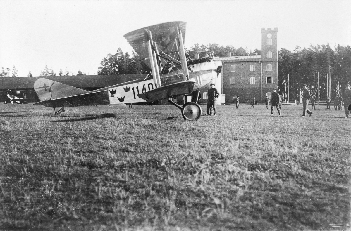 Flygplan FVM Albatros 160 märkt nr 1140 uppställt på flygfältet framför kanslihuset på Flygkompaniet på Malmen, ca 1921-1922.