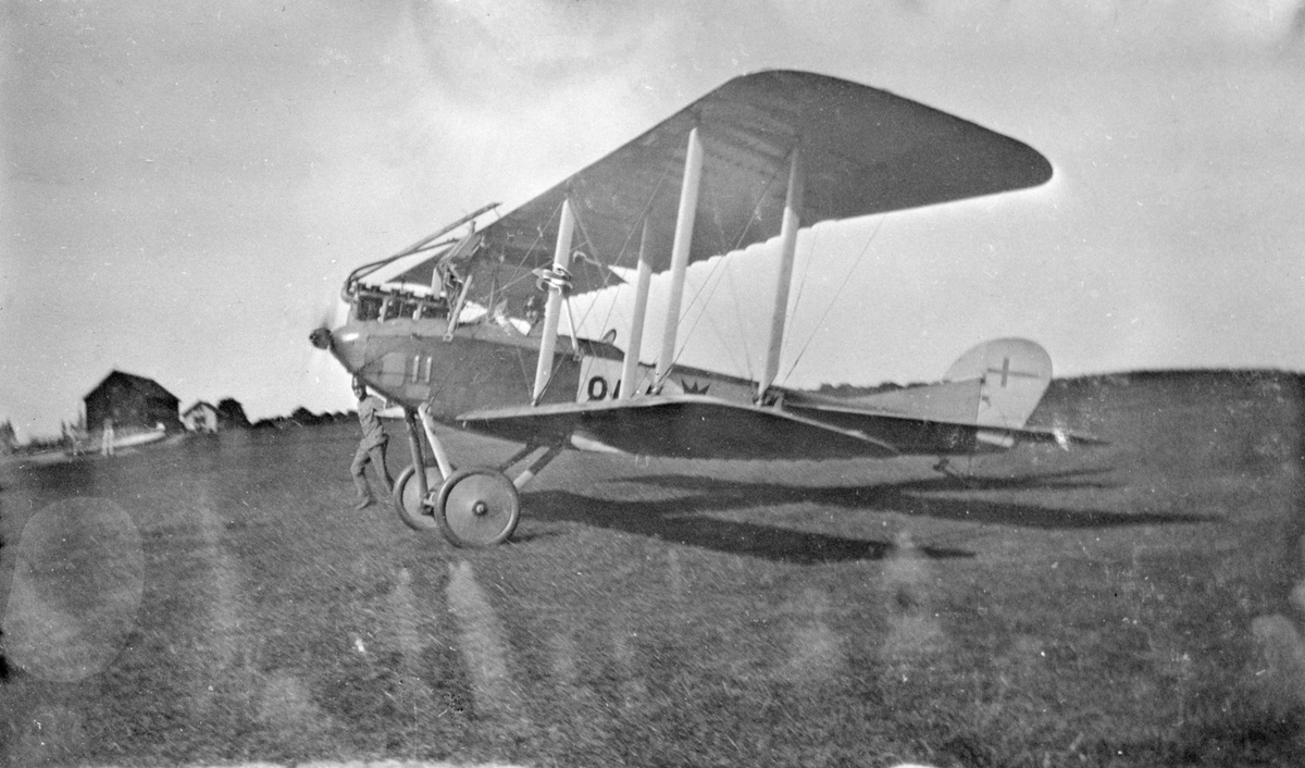 Flygplan Albatros NAB 9, nummer 854 motorkörs vid Flygkompaniet på Malmen, omkring 1919-1925. I bakgrunden syns Röda och Gula förråden.