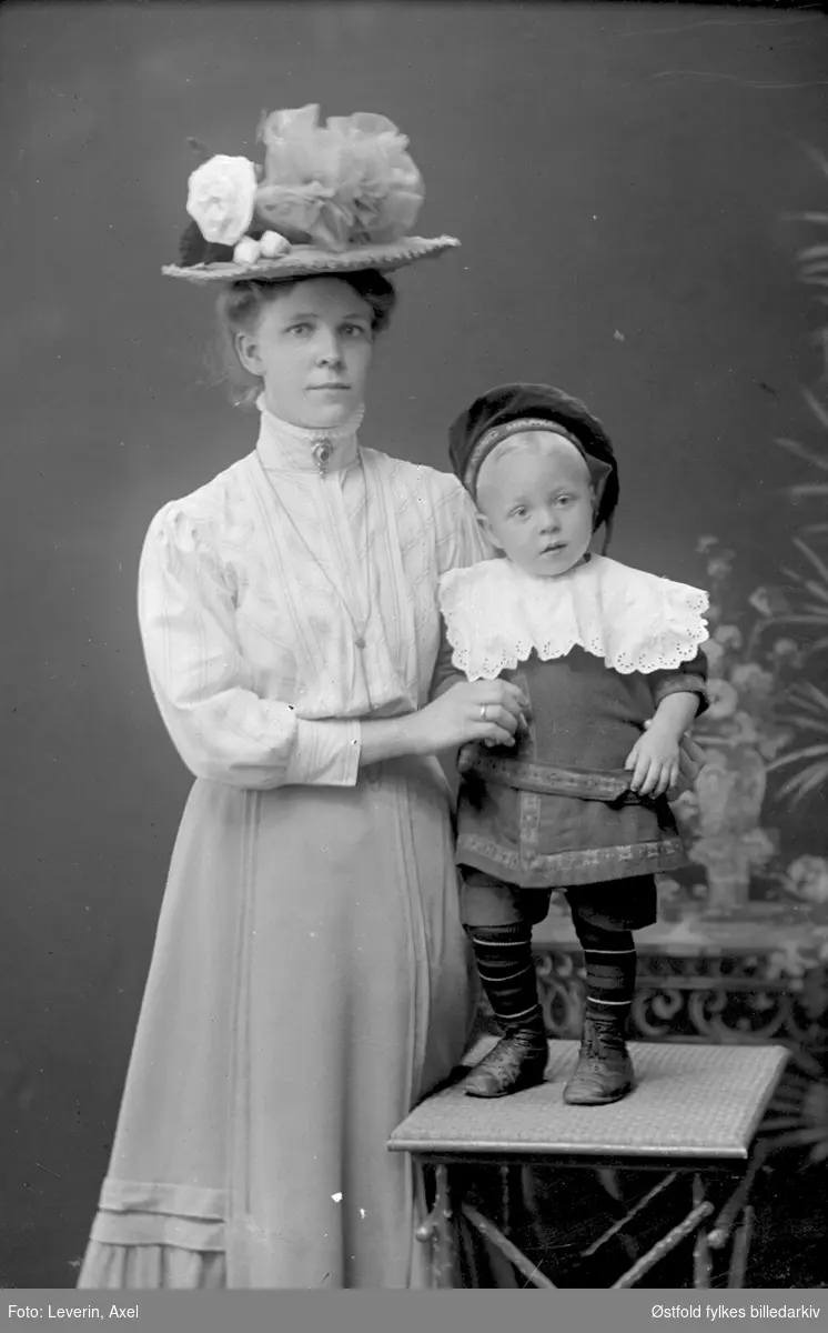 Portrett av ukjent kvinne og hennes barn.