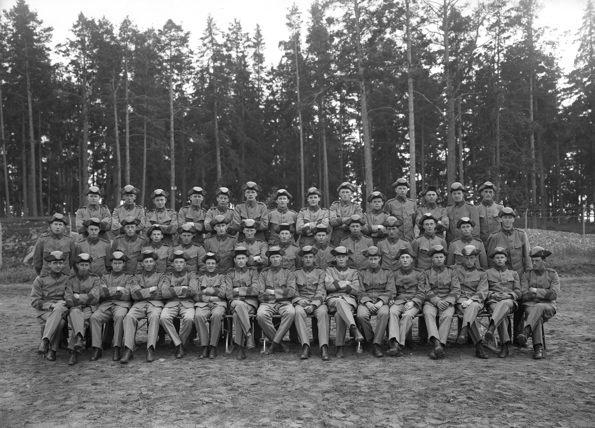 Infanterister vid I 5 i Linköping samlade för fotografering. Uniformerna är av modell 1910 men den odaterade bildens tillkomst knyts till påföljande decennium.