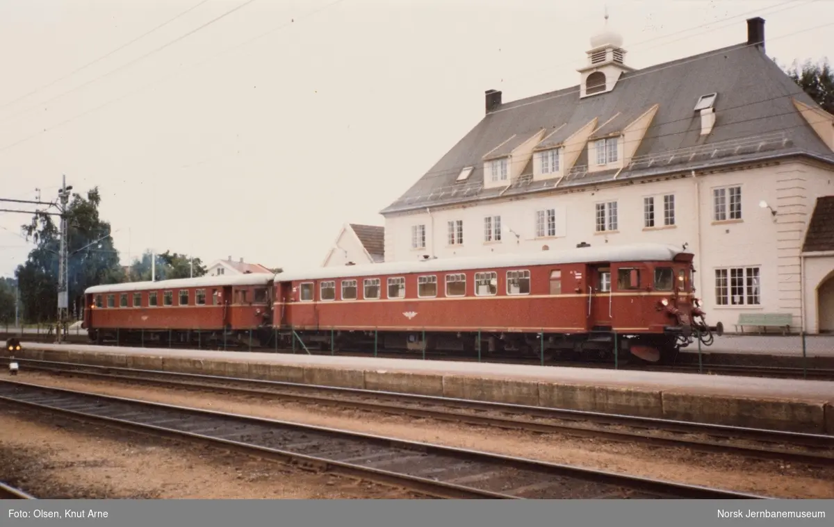 Dieselmotorvognene BM 86 25 (t.h.) og BM 91 08 med persontog til Rødberg, tog 597, på Kongsberg stasjon