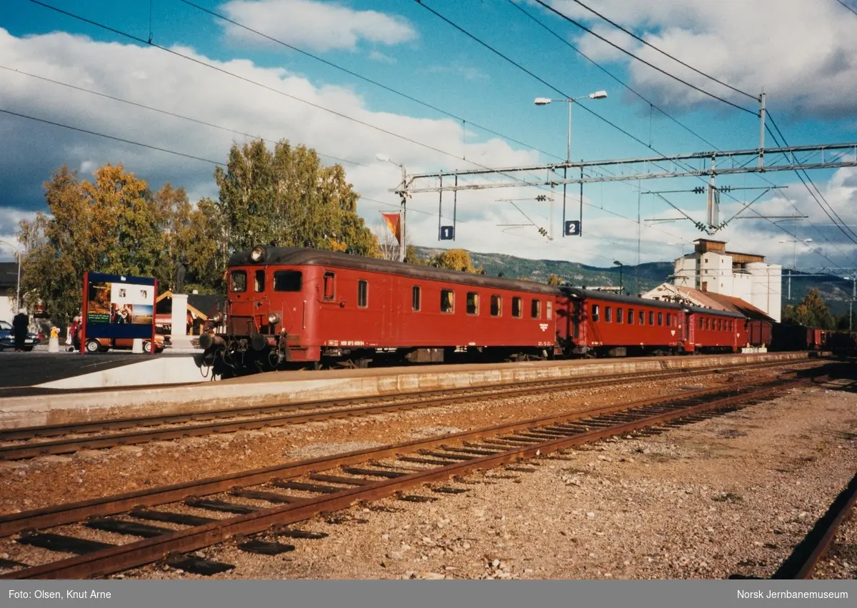 Elektrisk motorvognsett type 68B med persontog, med styrevogn BFS 68B84 fremst, på Bø stasjon