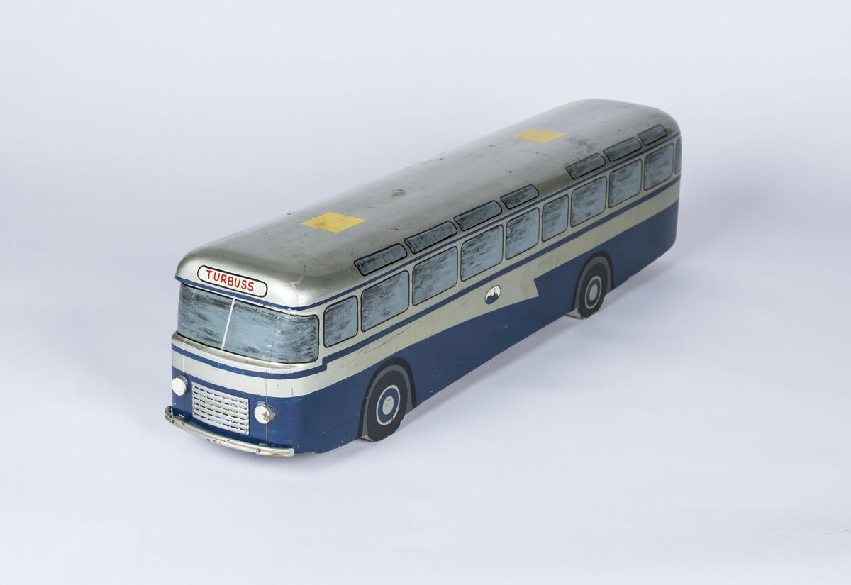 Modell i en blått og sølv av tre. Modellen er en buss fra Oslo Sporveier merket som "turbuss".
