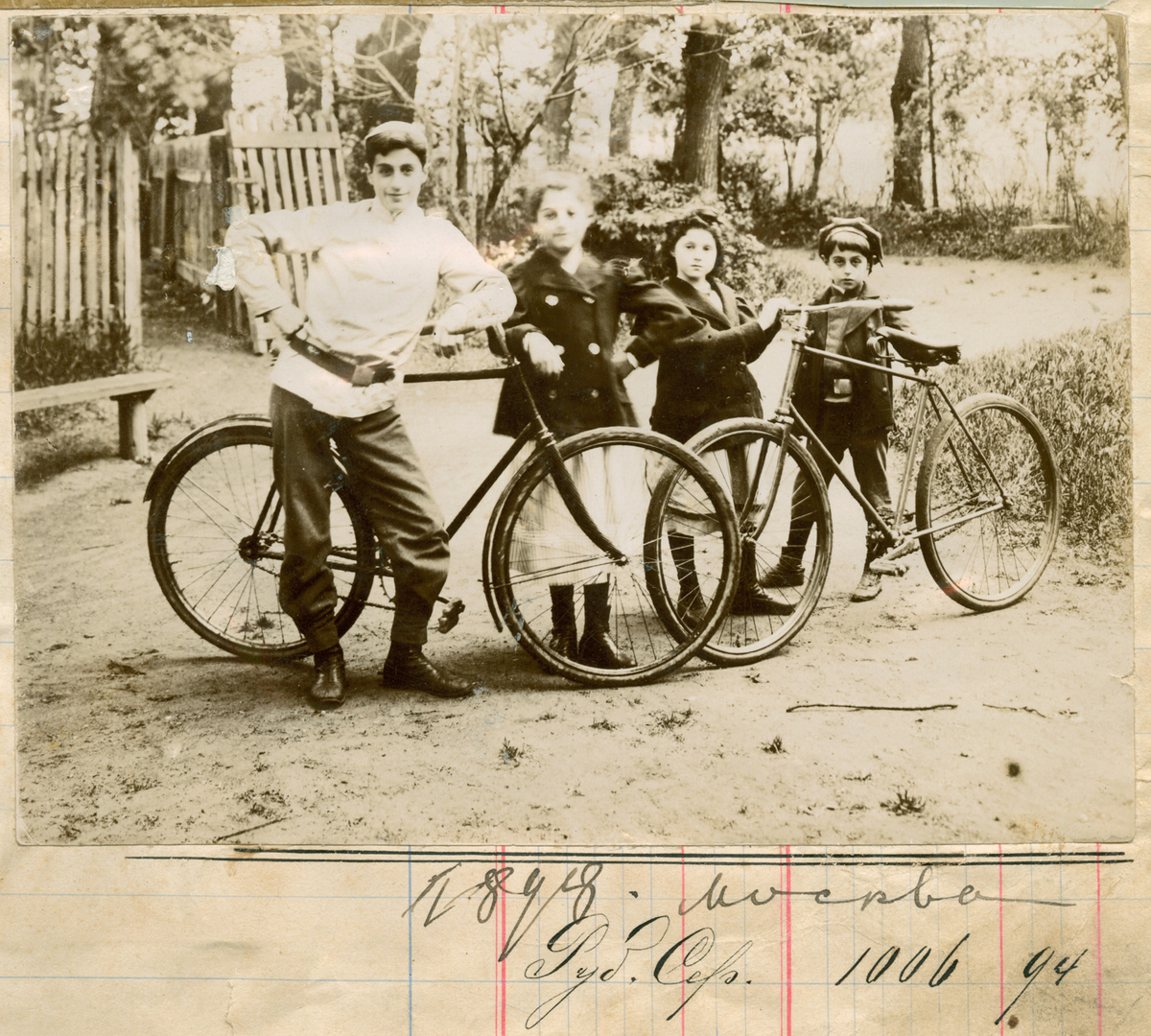 Theodor, Elisabeth, Julia og Ignazy Rostin fotografert med sykler i Moskva 1898.