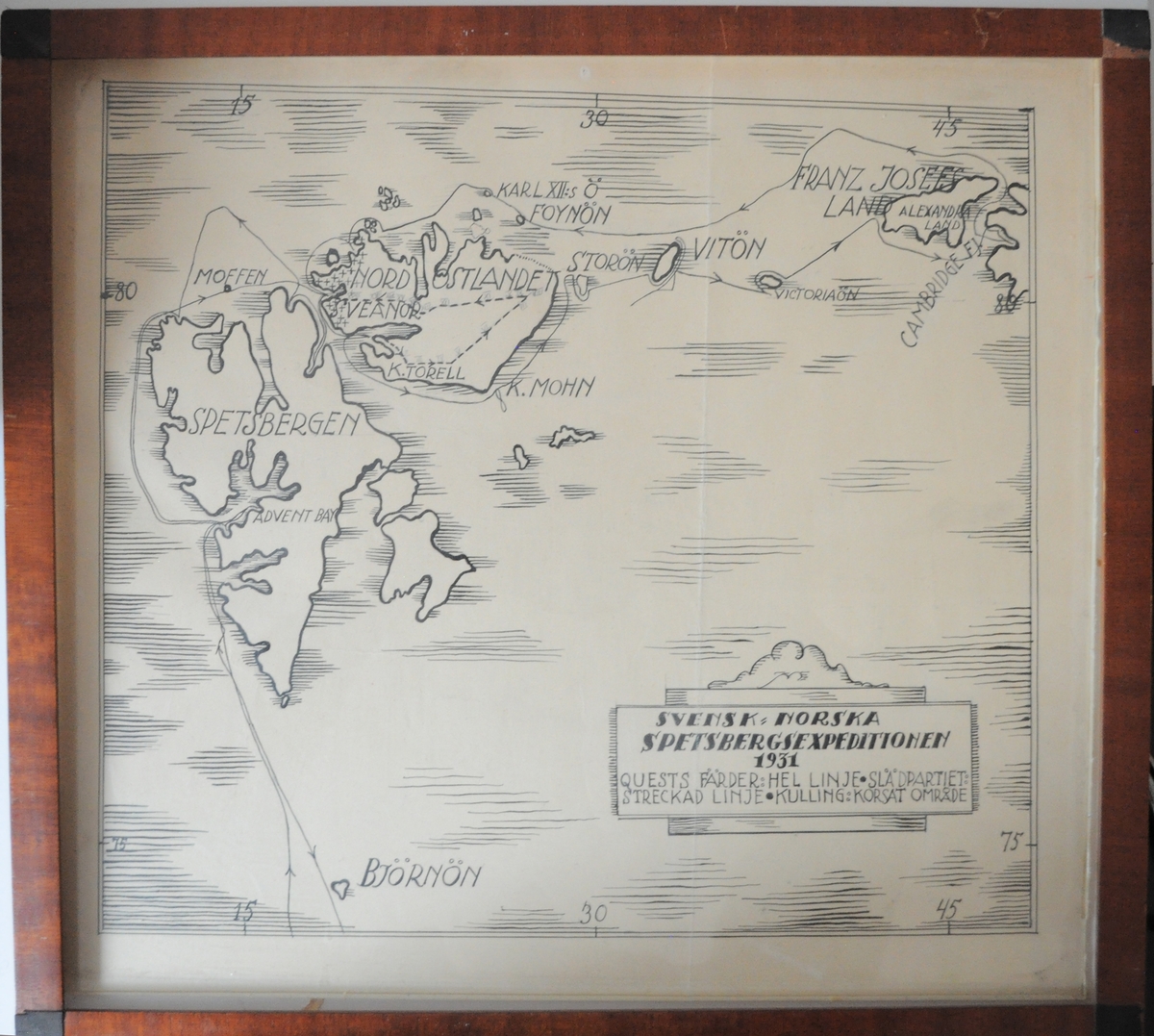 En tecknad karta i tusch och blyerts föreställande Spetsbergen.
Kartan är inramad och den gamla kartongen på tavlans baksida som ej var syrafri har bytts ut. Den gamla kartongen hade dock text varför den har sparats och märkts.