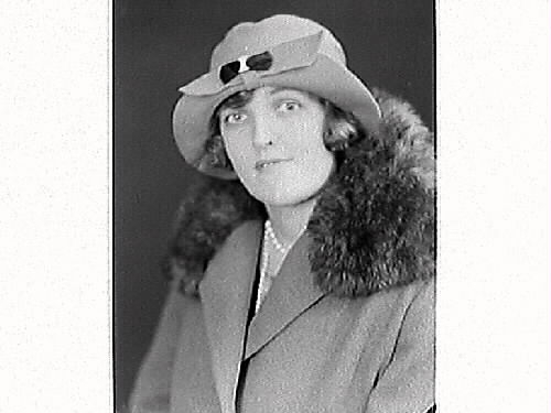 Kvinnoporträtt av fröken Bremberg, iförd hatt och kappa med pälsbräm.