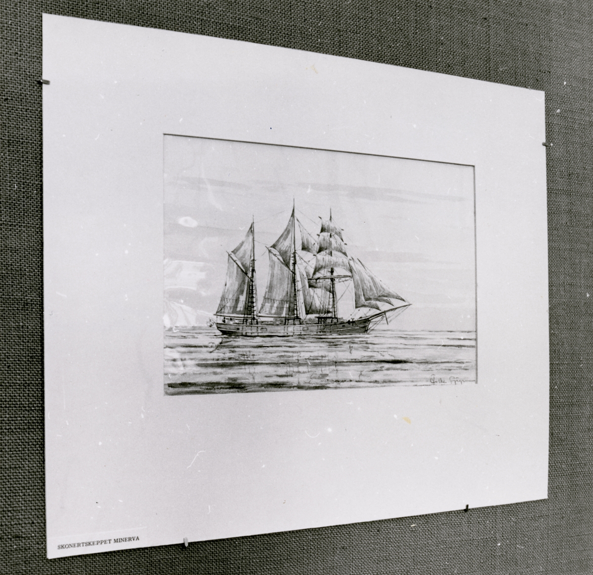 Utställningen "Skeppsporträtt av Folke Sjögren, akvareller och teckningar från segelfartygens slutepok". Teckning monterad på utställningsskärm.