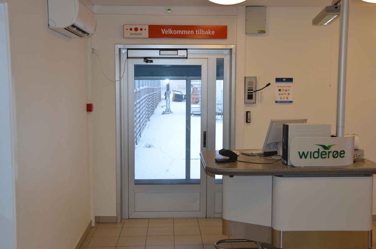 Utgangsdør fra avgangshall til flysiden på Narvik lufthavn.