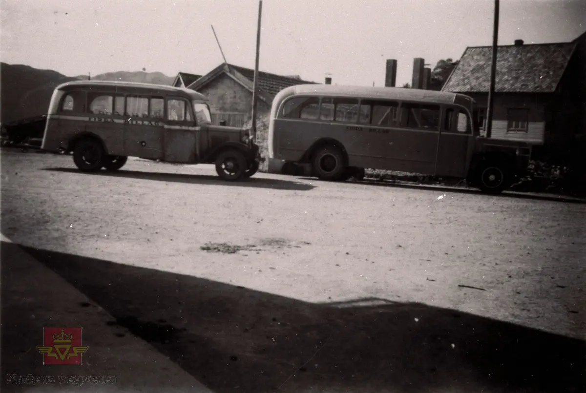 To bussar tilhøyrande Firda Billag, ein eller annan stad i Sogn og Fjordane år 1949. 

Den store bussen er ein heilt ny Volvo, mendan den vetle bussen er ein International av eldre årgang.