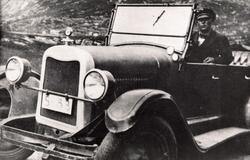 1926 modell rutevogn av merke Chevrolet med sjåfør Bjarne Lo