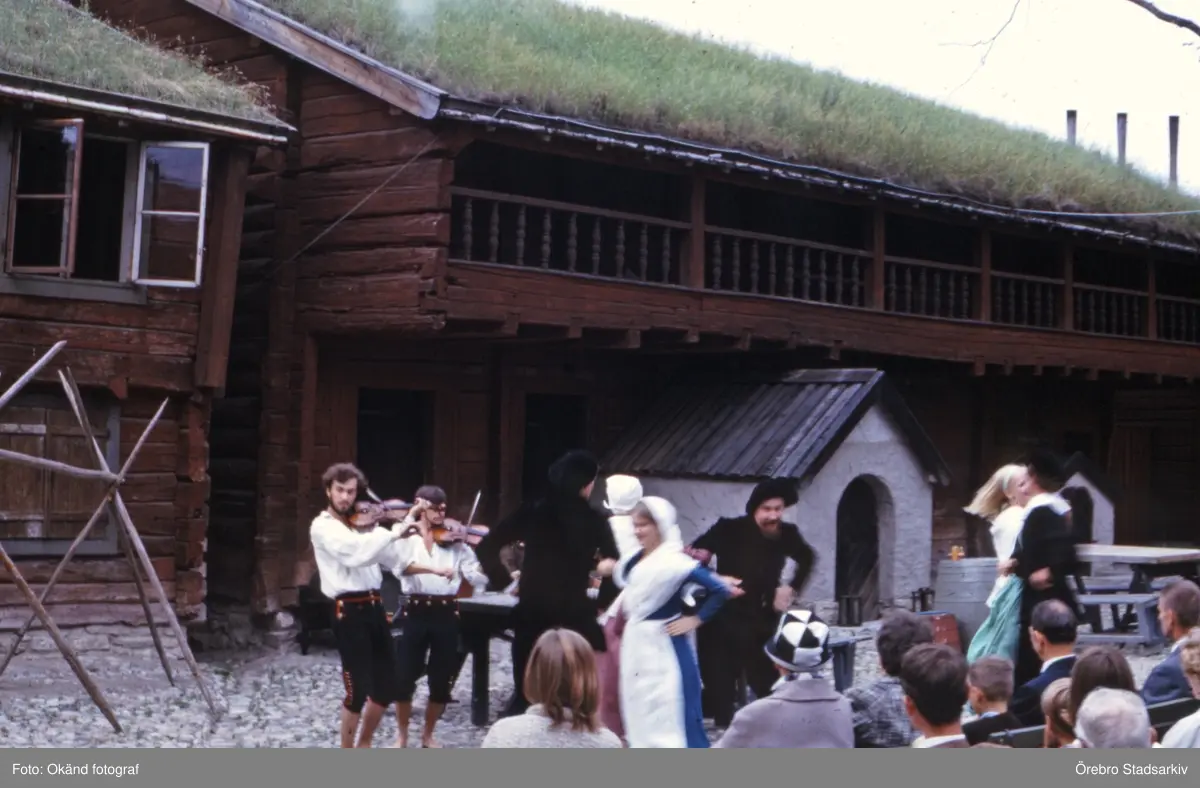 Skådespelare dansar och sjunger i Wadköping, 1970-tal - Örebro ...