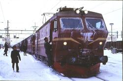 Elektrisk lokomotiv El 16 2205 som ekstra forspannlokomotiv 