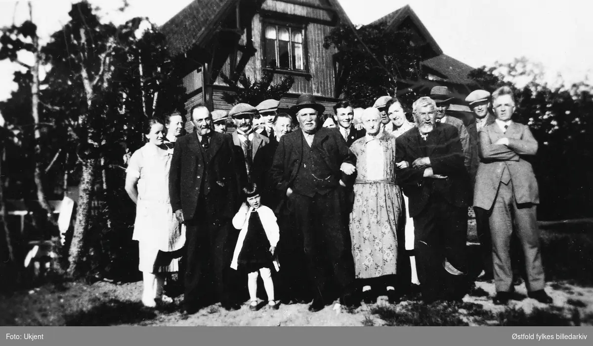 Tune gamlehjem på Tingvoll med pensjonærer og betjening ca. 1930.