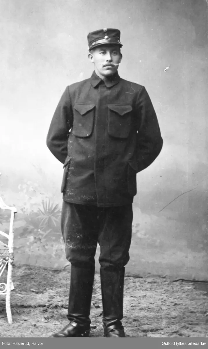 Karl Røed i militæruniform, antakelig mens han var i tjeneste på Gardermoen. Byggmester fra Tune.