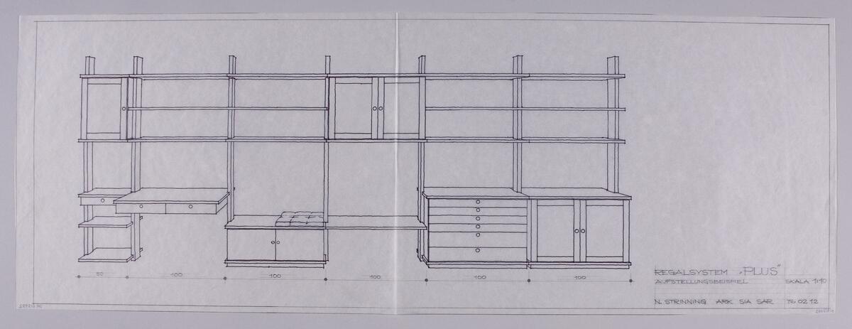 Skisser i skala 1:5, 1:1 och 1:10 till ett hyllsystem med skåp och lådor, samt detaljskisser till gångjärn. Noteringar. Måttangivelser.