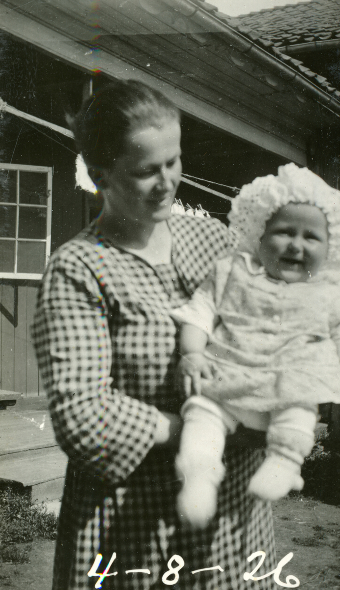 Astrid Margrethe Terjesen med dotter Tordis som lita jente.  Bilde tatt 1926-1928 ute i det fri 