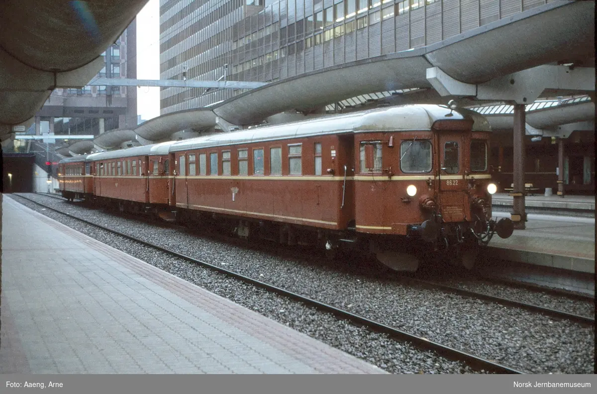 Dieselmotorvognsett type 86 med persontog fra Åndalsnes til Oslo S, tog 352, på Oslo Sentralstasjon