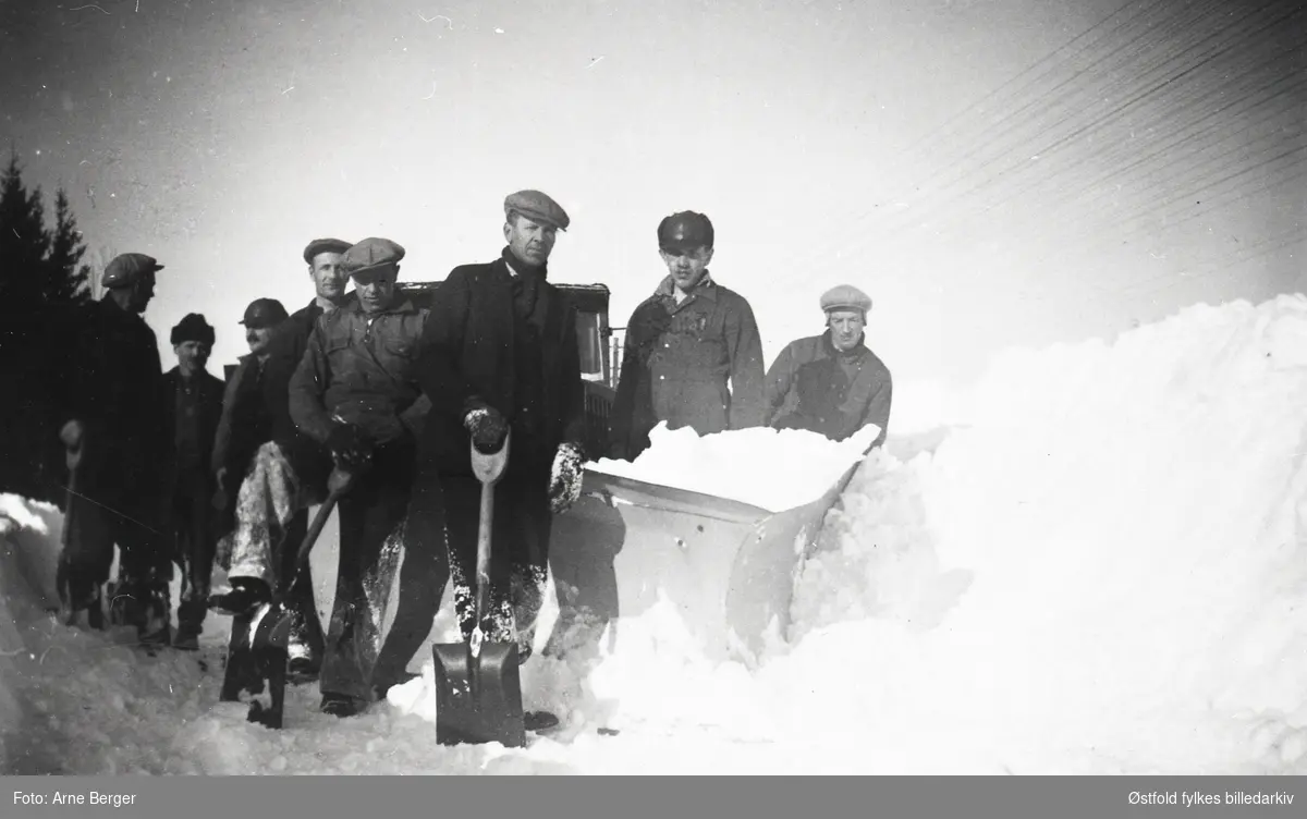 Snørydding i Kongeveien ved Solli i Tune, mars 1940.
Dugnadsgjeng med påmontert plog på liten lastebil. Mennene er ukjente.