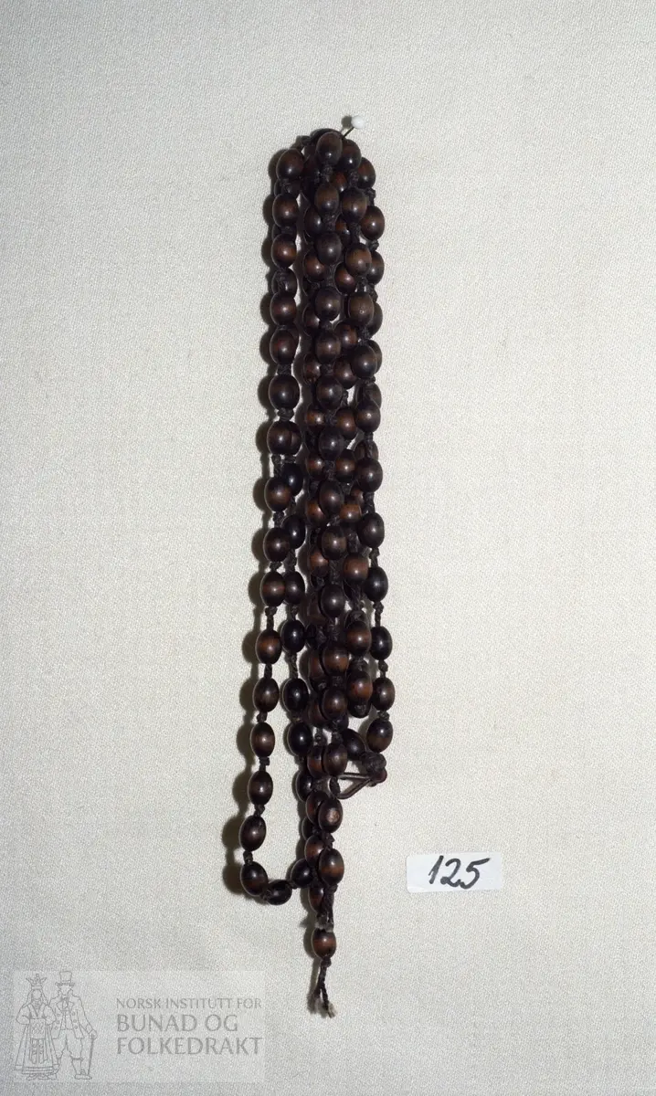 Brune treperler. Tredd med brun, kraftig bomullstråd.  Lengde:  166 cm.