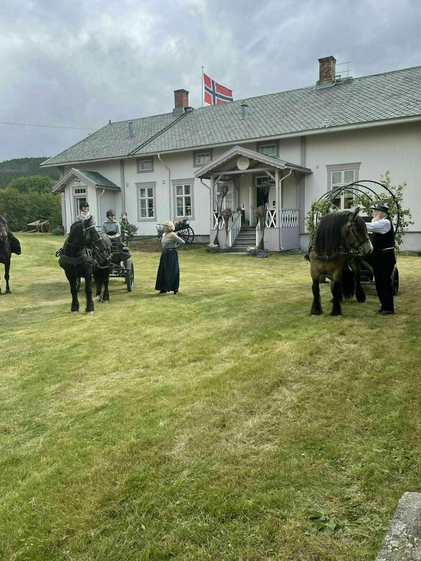Alvdal prestegård pyntet til jubileumsfest. Foto: OVF