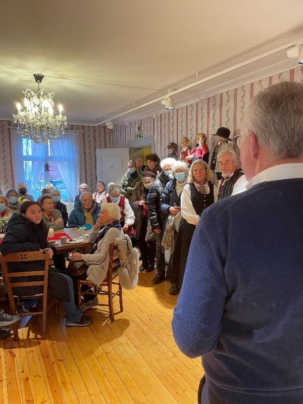 Direktør i OVF, Ole-Wilhelm Meyer holder hilsningstale på jubileumsfesten på Asker prestegård. Foto: OVF