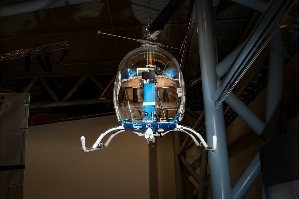 Et enmotors helikopter med tobladet rotor og den klassiske pleksiglass-cockpit. Meier