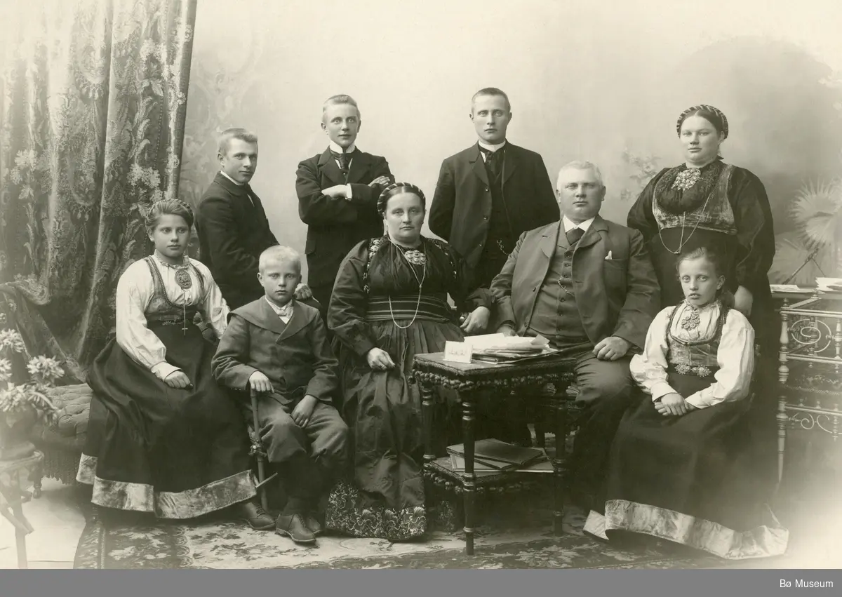 Halvor Halvorsson og Ingeborg Gunnulvsdtr. Borgen  i fotoatelier med dei sju barna.
Frå v.: Halvor d.y., Ingebjørg, Gunnulf, Klas, Halvor d.e., Aslaug og Bergit.