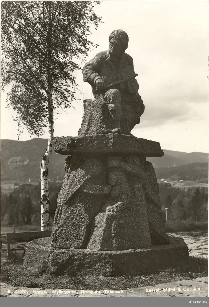 Myllarguten, Torgeir Augundsson, statue på Nordagutu jernbanestasjon i Sauherad