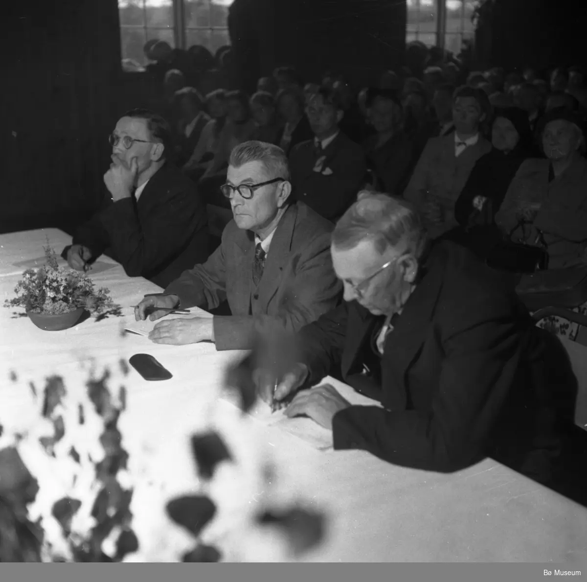 Dommarar (ukjente) frå ein kappleik i Bø i 1954
(foto: varden)