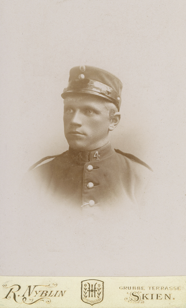 Portrett av en ukjent ung mann i militæruniform.