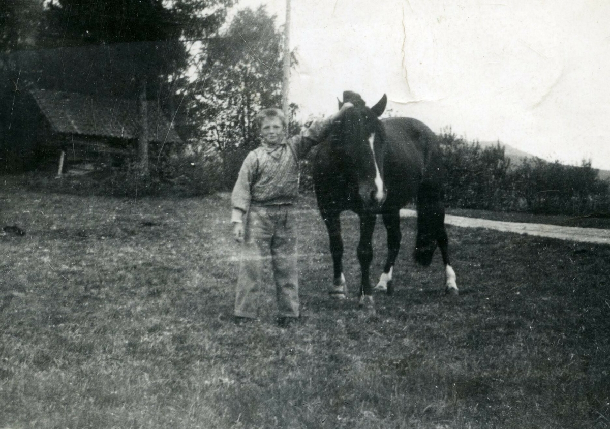 Ukjent gutt med hest