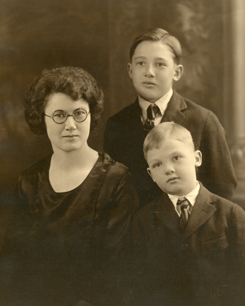 Mor Nellie med sonene Olger Gunnar (bak) og Marvin Helland, tatt i Chippewa Falls, Wisconsin i 1923.  Familien flytta til Oregn i september 1924.