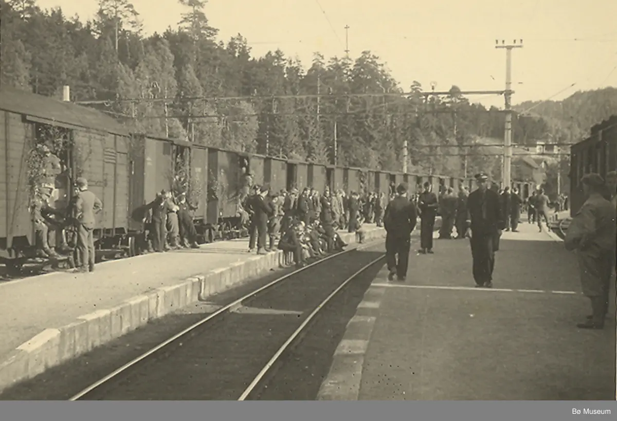 Fangetransport på Nordagutu stasjon i 1945 - Bø Museum / DigitaltMuseum