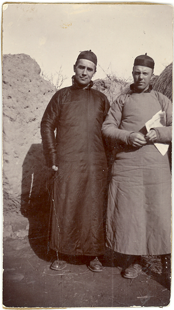 Misjonprestane John Grindvik og Olaf F. Braaten på oppdrag på misjonmarka i 1919.