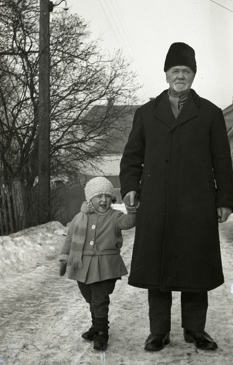 Tordis Terjesen samen med ein eldre mann ute på vinteren.