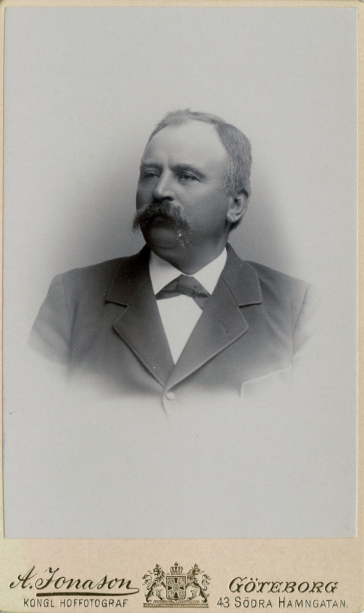 Visitkort med porträtt av rådman och handlare Gustaf Engberg.