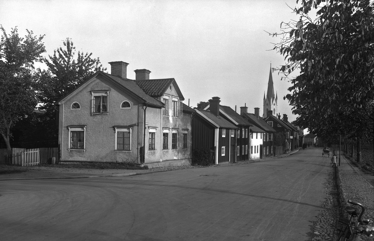 Hunnebergsgatan i Linköping i riktning mot stadens centrala delar. Vy mot öster från korsningen med Vallgatan.