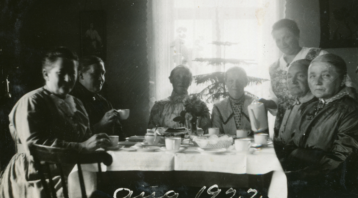 Samling rundt eit kaffebord i august 1922.
