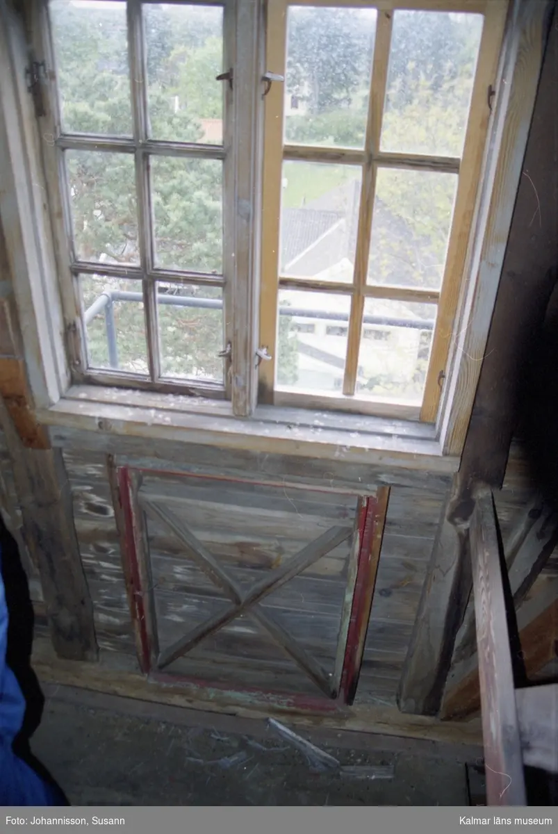 Fönster i tornet (hytt) med liten lucka ut till balkong.