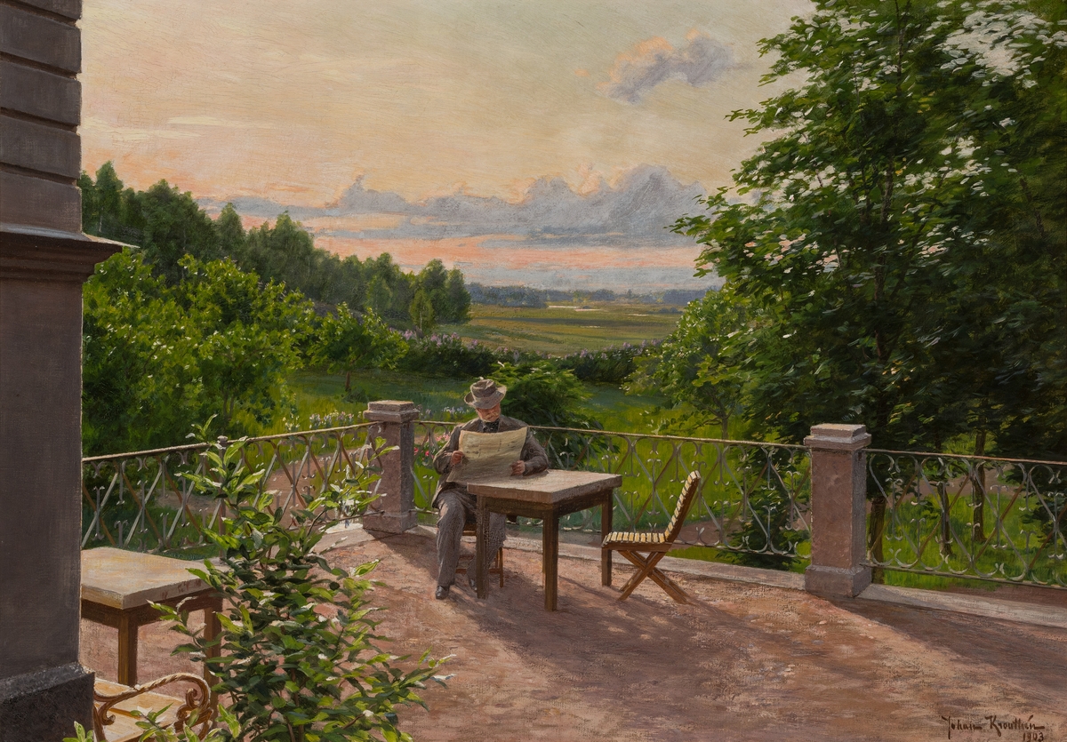 Vid ett bord på terassen sitter Anton Ridderstad och läser en tidning; i bakgrunden landskap