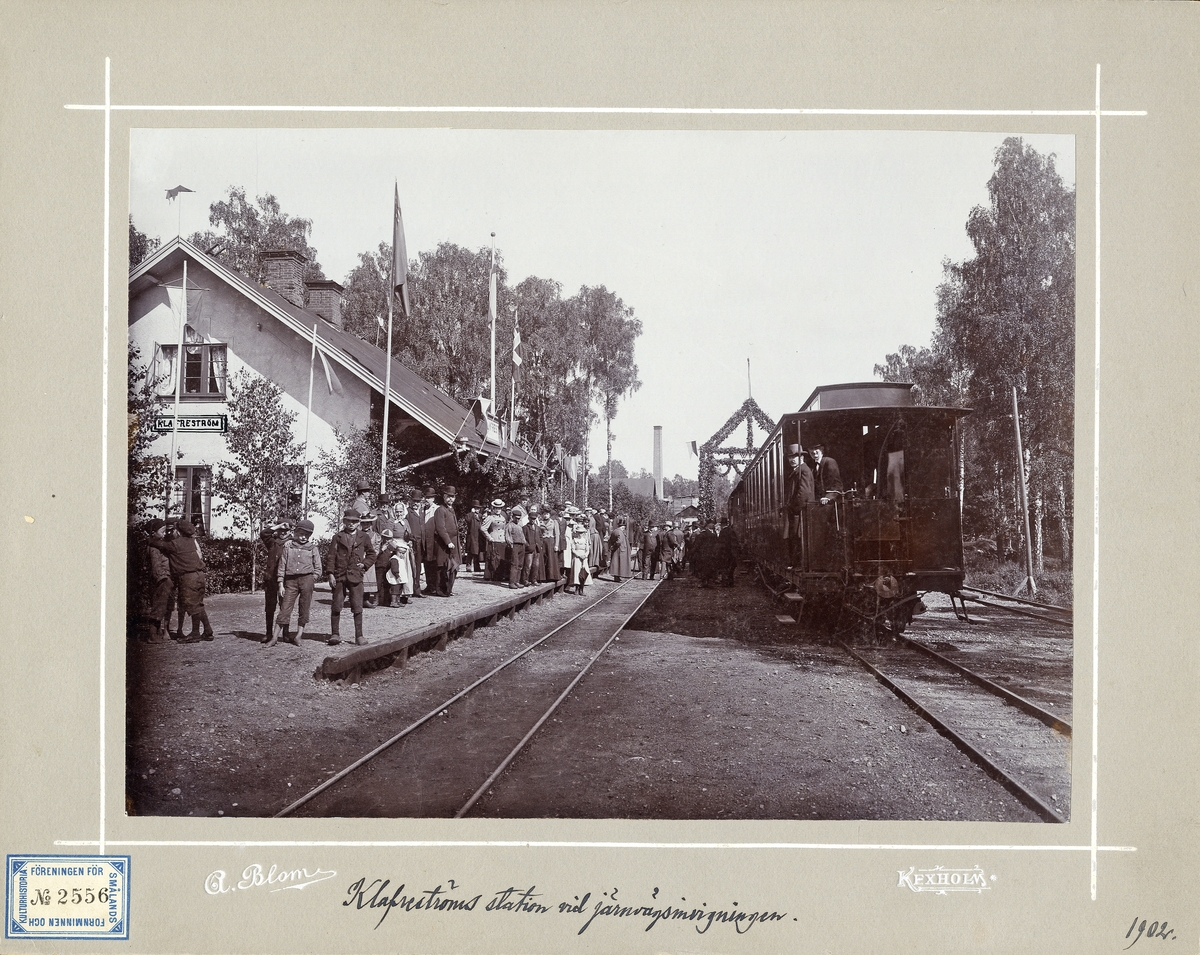 Klavreströms station vid järnvägsinvigningen 1902. Mycket folk har samlats för invigningen.